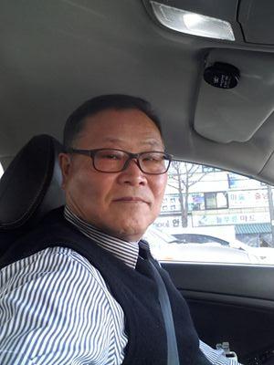 서울에서 태어나 83년부터 개인택시영업으로 생존하고 있슴