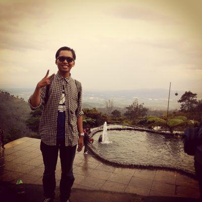 Jangan pernah melihat ke belakang! Lihatlah ke masa depan kita!