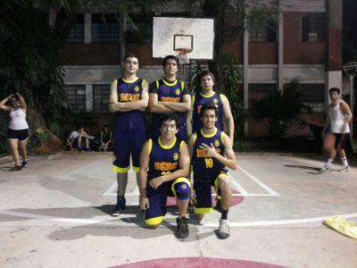 Equipo de basket en el torneo oficial de #AsoExaCTN. Realcohólicos de corazón ❤