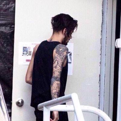 Please follow @harryftzaynm