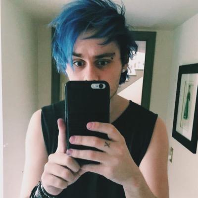 dont follow, go follow @CitySideCaIum i follow back. ily, i hope your sunshine follows you (: