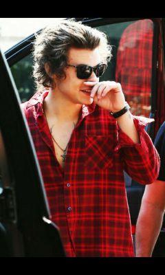 one day.. im gonna squeeze the life out of harry. Larry forever