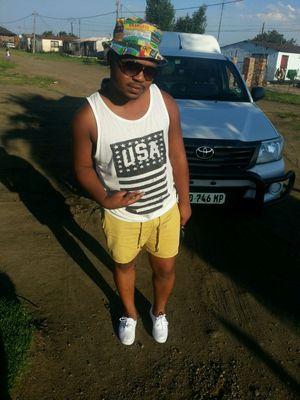 Out going fun loving love life n laughing. life's to short to walk around miserable hit follow n ill do de same