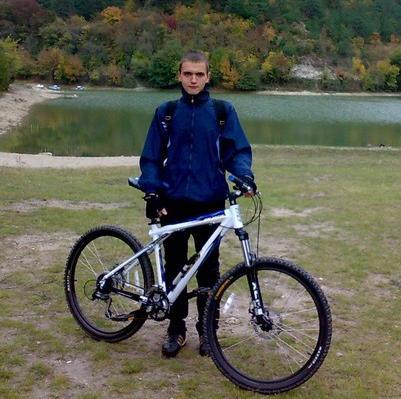 Люблю горный велосипед, автомобили и компьютеры!
