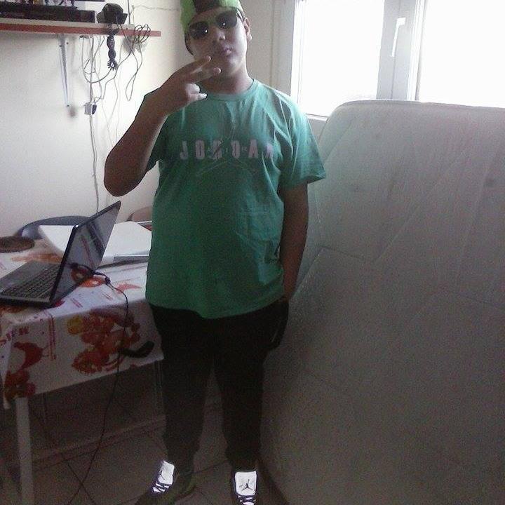 hello i m nadir and i have 14 yers old and i speack a litle english,italian and french very well and  i speck spanish quite well.