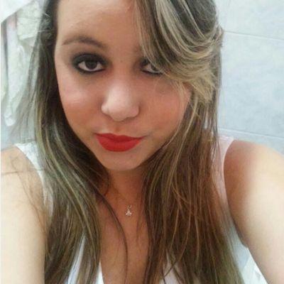 Quero ser uma mulher sábia, experiente, segura; mas não posso deixar de pedir a Deus que me faça cada dia mais menina. ♥ ( Claudia Leite)