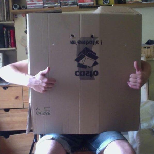 Je sui un homme-carton. Le carton ces la meilleure ressource de bien être dans notre pays. Porter un carton sur soi, on a rien fé de mieux lol !