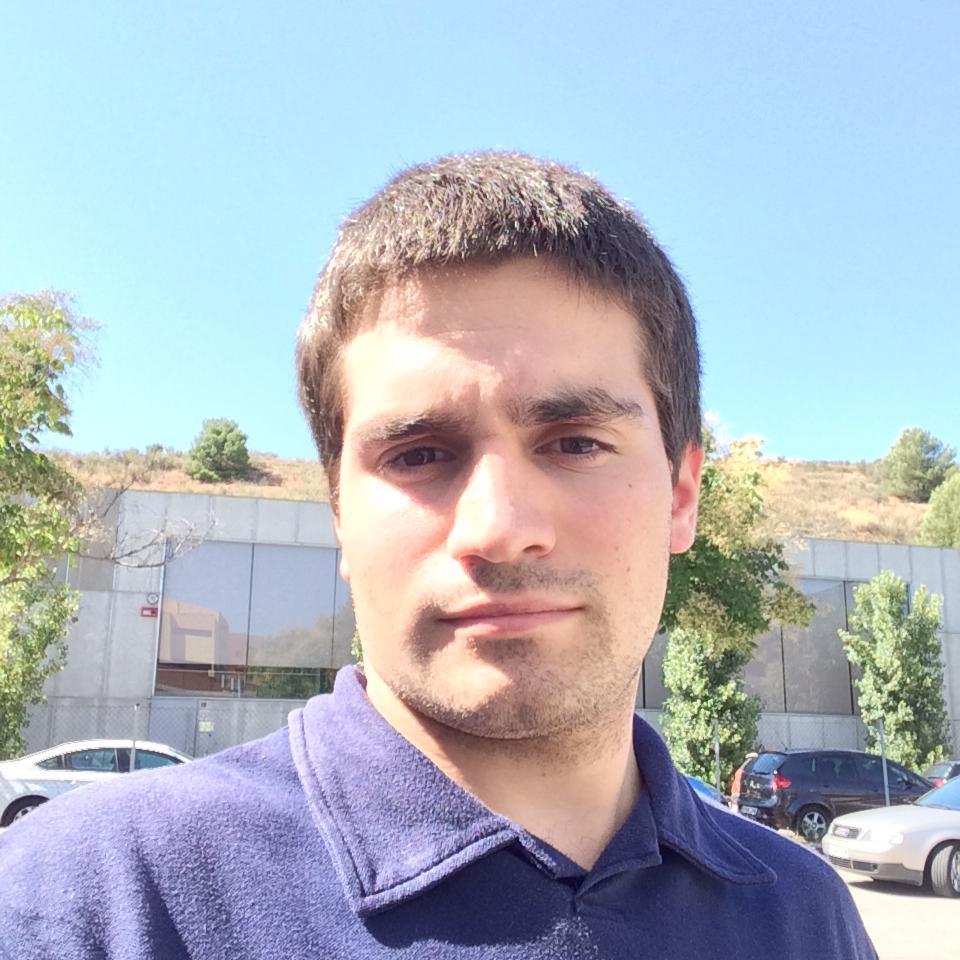 Emprendedor y apasionado de la tecnología y el motor.