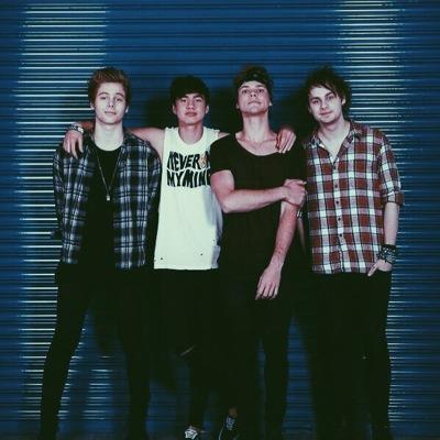 5 girls giving you updates on 5sos