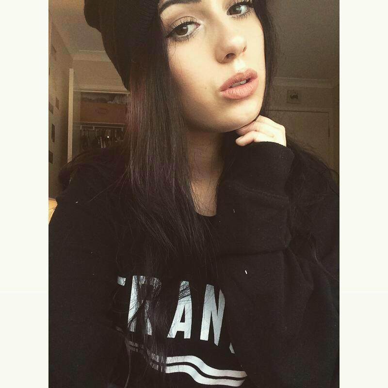 currently finding myself|booty queen|nineteen|aries|vegan|cruelty-free|earthling