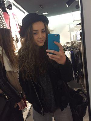 I'm the girl that always has her phone in her hands, headphones in her ears and that one special guy on her mind ♡♥
