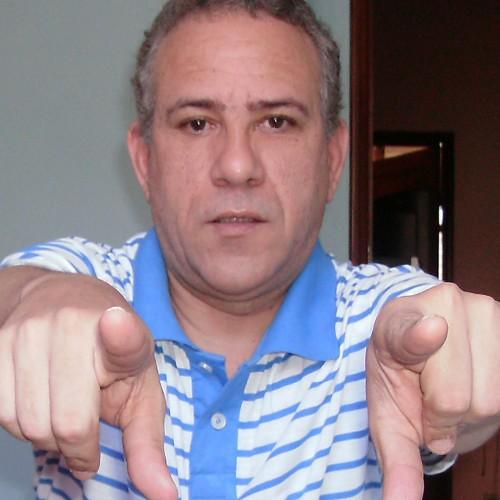 Sou guitarrista/tecladista, Economista por formação, numerólogo por lazer, Atleticano e Botafoguense de coração!
