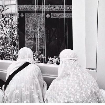 مهتمه كثير بالشعر .