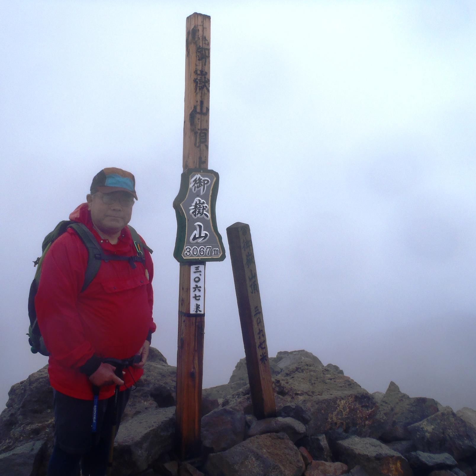 aterui01's profile picture. ヘッダー画像は絶滅危惧種に指定されている天然記念物の「オオヤマレンゲ」（野生）です、プロフィール画像は爆発一月前の御嶽山頂です、