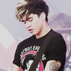 thatyoureacutie's profile picture. Your fave thinks that you're a cutie and he'd totally bang you. 
Follow me on @5sosws 
Tweet me a picture of you're fave for a follow back.