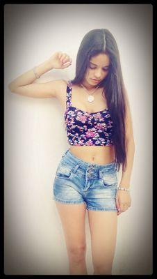 Holii solo soy una chica muy loca y segura de cada estupidez que hace.. #OneDirection // #Followback
