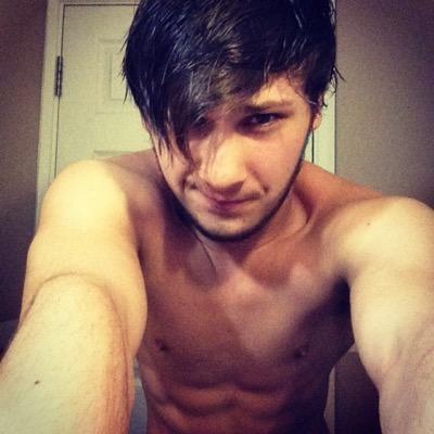 I am a level 3 Professional catering and hospitallity student. - So basiclly I LOVE food ! Snapchat - nickkjoness14 , Instagram + kik - nickyjones141