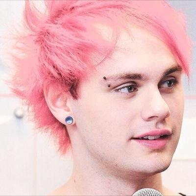 Please follow @xsarcalsticx ((she follows back)) xx have a nice day!!
