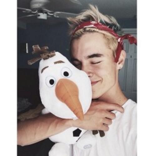 take into your loving arms, kiss me under the light of the thousand stars. \\ gay.
