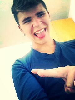 Sou seu sonho, sou um garoto pra casar, nem sou perfeito , mas faço o possivel! Segue ai :)