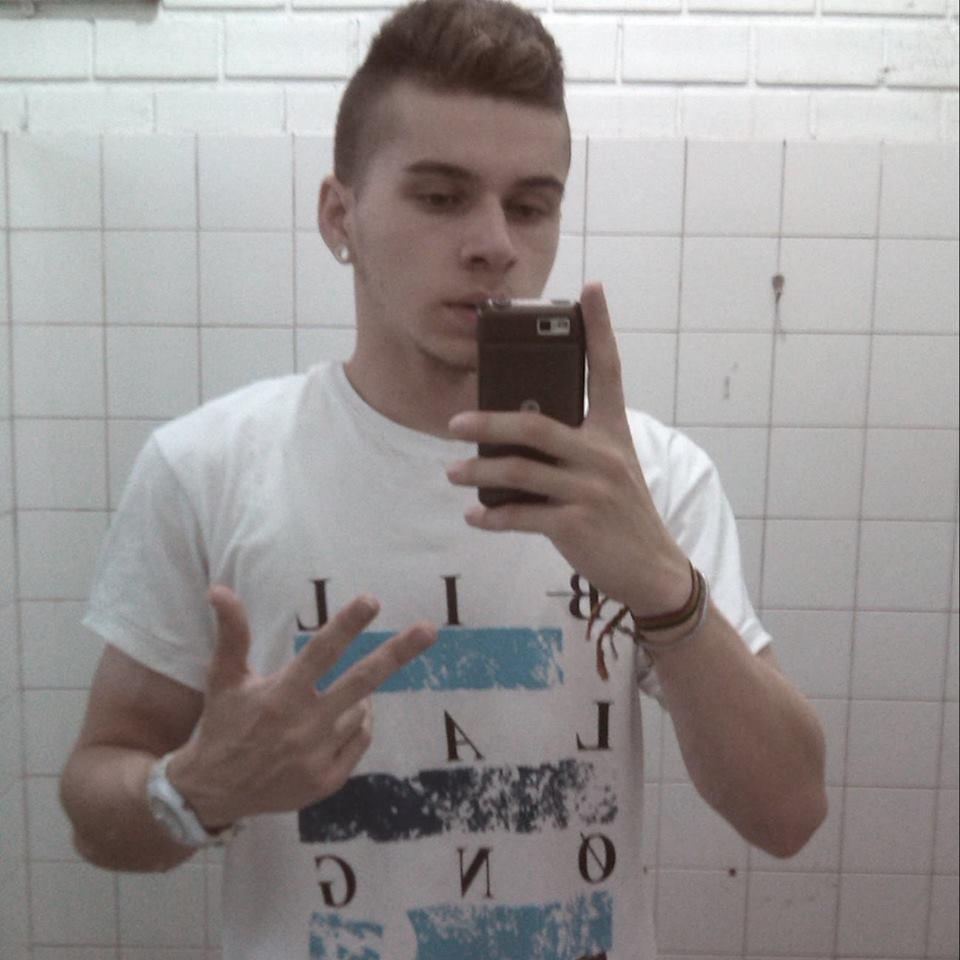 Jogar futibas e falar com minha galera