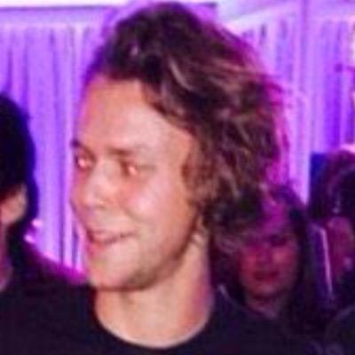 please follow @lukeslegs69 and rt and tag @5SOS please https://t.co/Plii2rJWeP