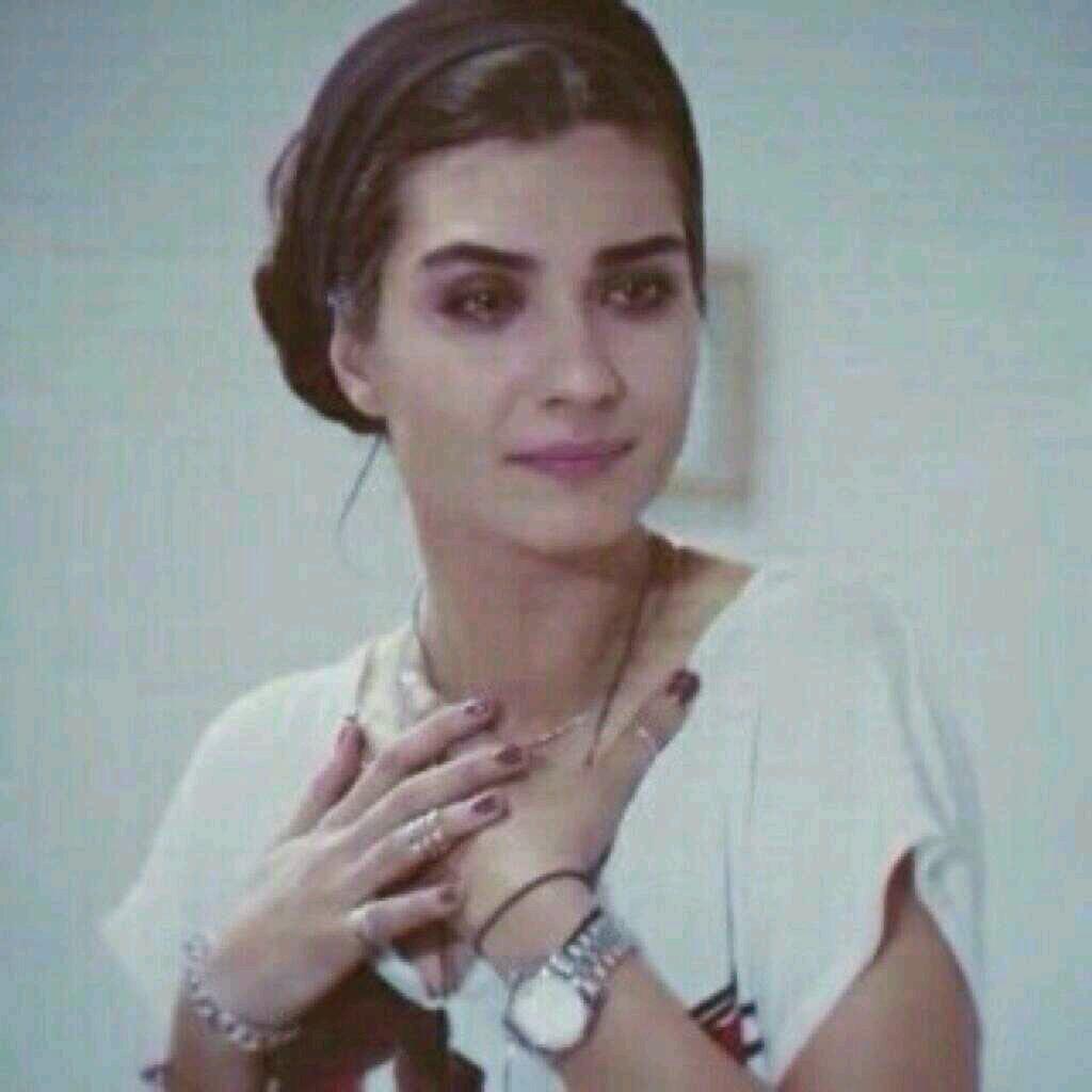 شي جميل لمن شخص يثبت لك حبه بتصرفاته وافعاله كانه يقول انسى احد يحبك كثري .
