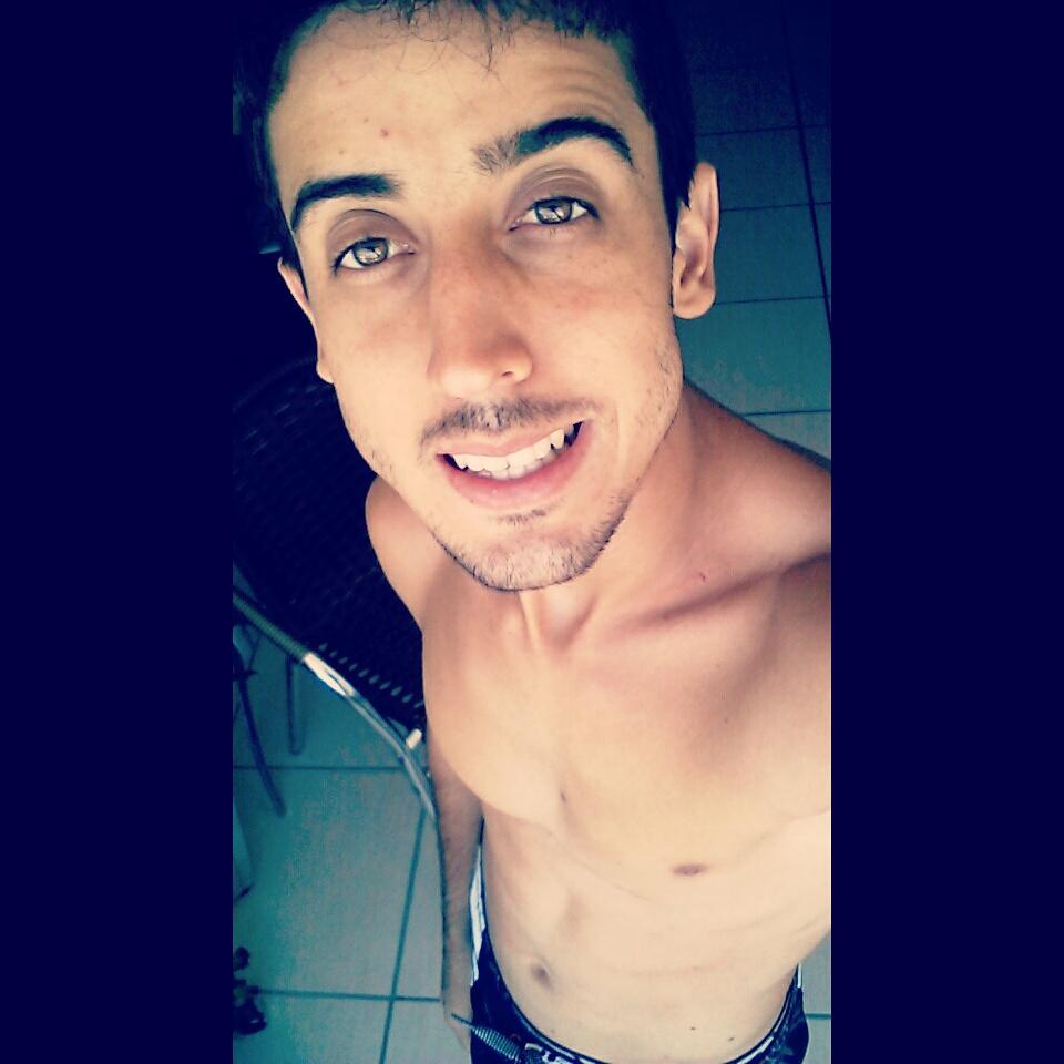 Prefiro ser
Essa metamorfose ambulante
Eu prefiro ser
Essa metamorfose ambulante

Do que ter aquela velha opinião
Formada sobre tudo