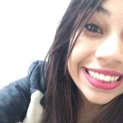 Aquela com sorriso solto.