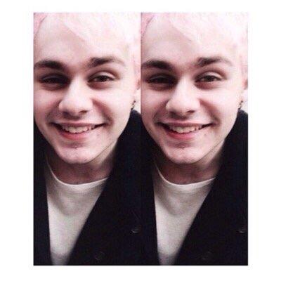follow @5sosoutloud bc she gave you this follow ((: