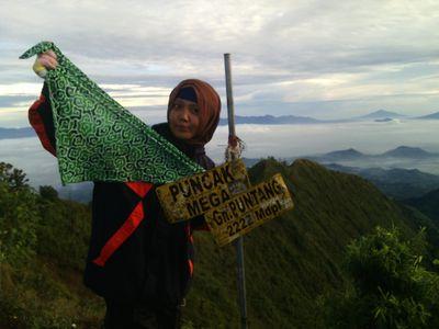 menikmati setiap detik dalam kesendirian dan jauh dari keluarga hingga sampai nanti waktunya kukembali dan telah seutuhnya menjadi anak mandiri...