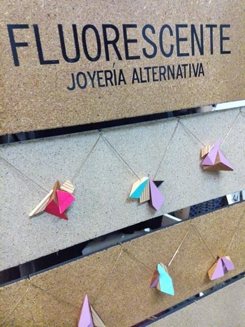 Joyería Alternativa de maderas finas; maple, poplar,caoba, tzalam. El corte inicia el proceso artesanal y se hace aleatoriamente, por ello cada collar es único.
