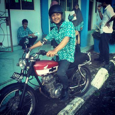 aku ia aku .. kamu ia kamu . bicara soal siapa yang paling hebat . itu cerita yang membosankan