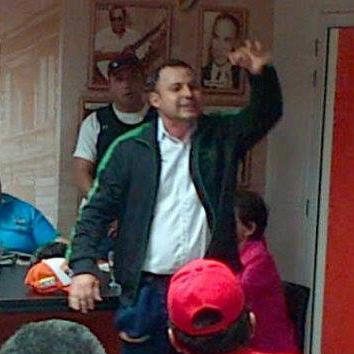 Vencer la crisis dejar a un lado la politiqueria, reorganizar las fuerzas vivas, nuevas alianzas estrategicas, consultar y participar al pueblo cada accion.