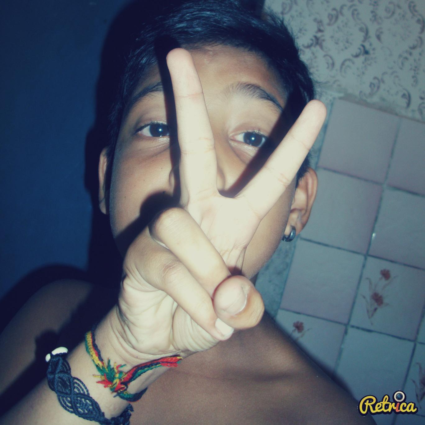 Fasso nada sou um vagabundo, trabalho na VASP Vagabundos Aninomos Sustentado pelos Pais, so como mas não engordo coisa boa só na  Vida Boa, e só ando de skate