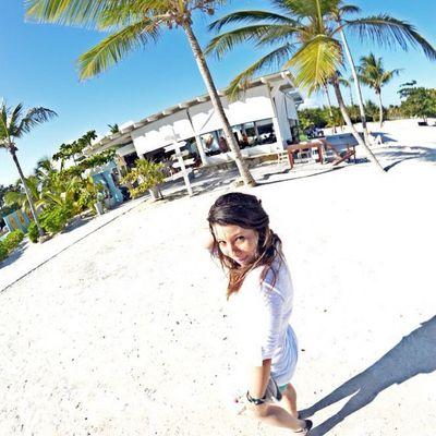 Hotelera, alegre simpatica y con muchas energia y metas! Me encanta bailar!  **Sueño y vivo con colores** .  ;)