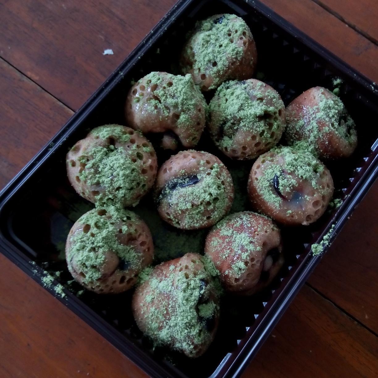 kue cubit dengan sensasi cinta dan bahagia, topping yang menggiurkan membuat ketagihan, kue yang lembut dengan rasa bahagia dijamin halal