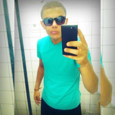 Não tem nada melhor na vida do que sentir, ver, ouvir, ler, que alguém perde seu precioso tempo pensando, querendo, gastando, amando você. ∞ †
