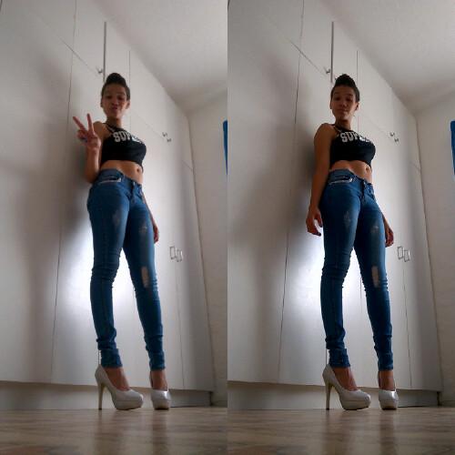 kellyamisa's profile picture. I trip on flat surfaces_I push doors that says pull and_I paste things upside down_HI I'm kelly:)