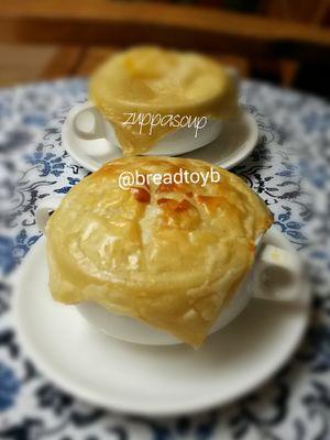 onlineshop bakery menerima pesanan berbagai roti dan makanan lainnya.