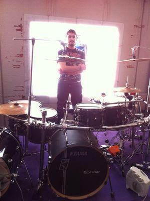 Dos reglas... La primera: ¡No hay límite! La segunda: Creer plenamente en la primera. Baterista (TAMA-Sabian-Gibraltar-Remo-Roland-PMK)