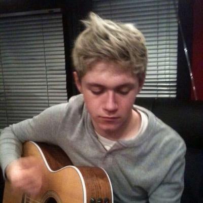 go follow @laserkidIuke bc she lost 21K when she got hacked and shes looking 4 cute new mutuals :D