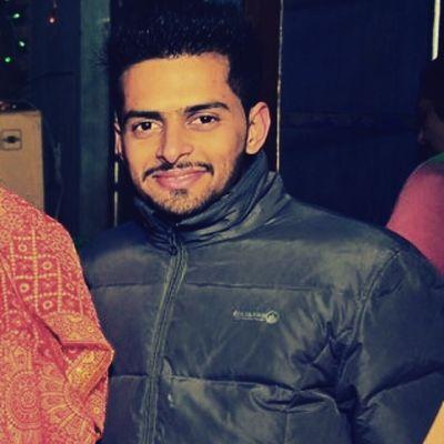 जिन लोगों में अकेले चलने के हौसले होते हैं 
अनके पीछे एक दिन काफिले चला करते हैं...
