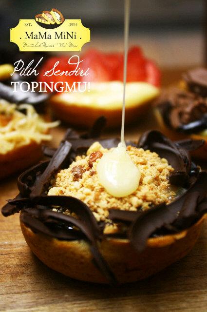 Martabak Manis mini diolesi dengan  VLA dan taburan topping di atasnya.Order: SMS/WA : 081235951656. FB : Mama Mini