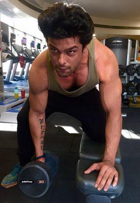 I have entered Twitter only for you... Kushal Tandon...I am indeed the craziest fan of yours! Haaayyyeee...♥♥♥♥ I love NiShal (VirMan) and GauShal!