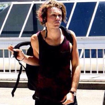 follow @halseyftcliffrd she follows back