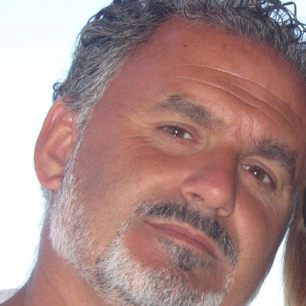 Mi familia y después todo lo demás.

El mundo sería una maravilla sin dinero ni armas.