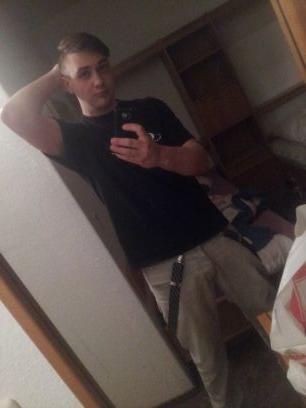 _shawn4punkt0_'s profile picture. Metallbauer in Konstruktionsmechanik | Haare wehend aus Schwimmbecken steigend | Käsekekse | Shawn wie das Schaf