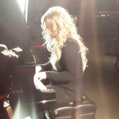 Ella's our idol, inspires us #EllaStars ⭐ Ella followed, 2rts, 2 tweets! This is @ShanOdonnellX and @Catherina_98 follow us:)!