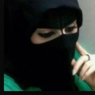 سكن الليل والاماني عِذابُ وحنيني إلى الحبيب عذاب كلما داعب الكرى جفن عيني هزني الشوق وأضناني